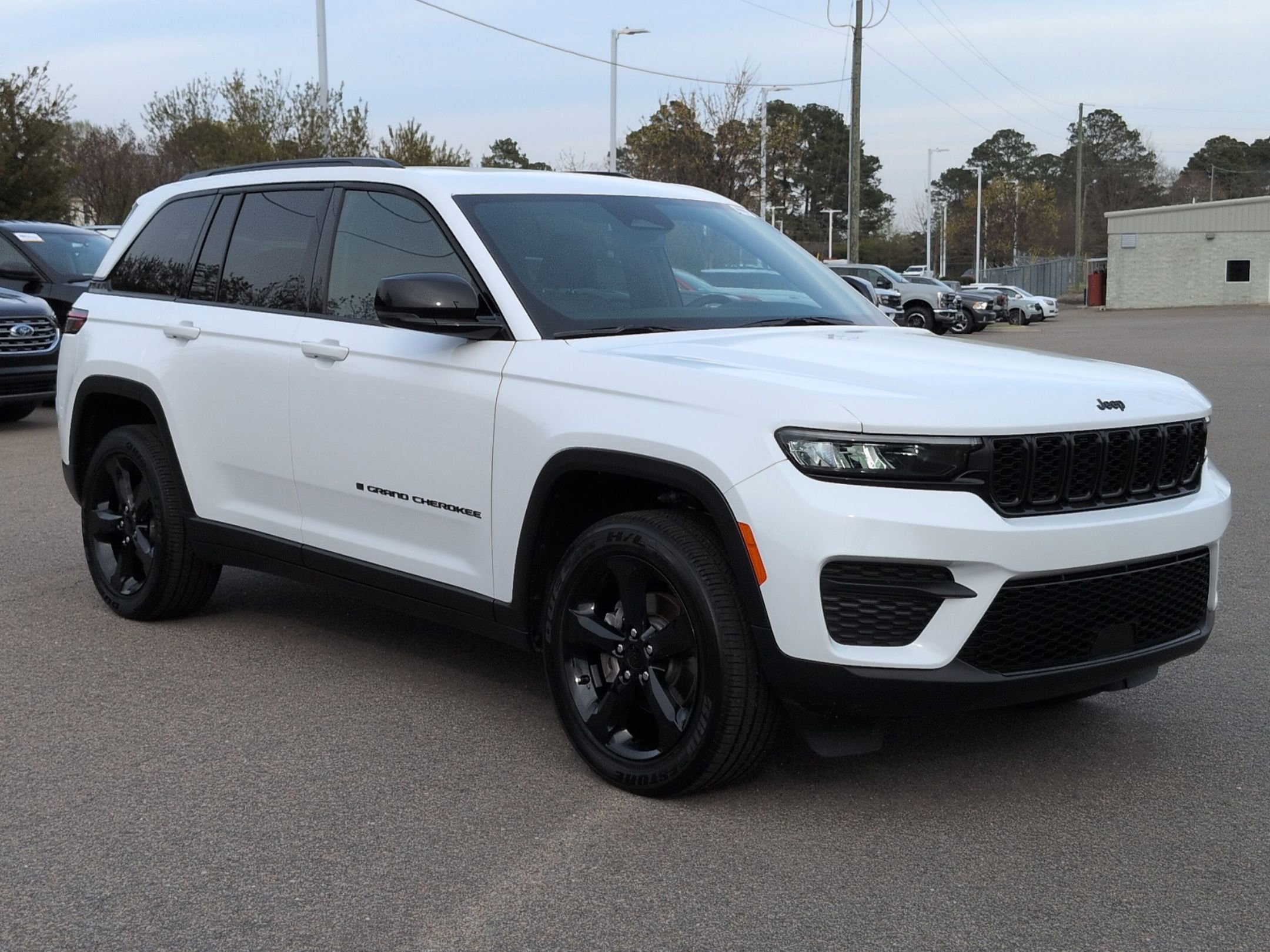 Used 2024 Jeep Grand Cherokee Altitude image 7