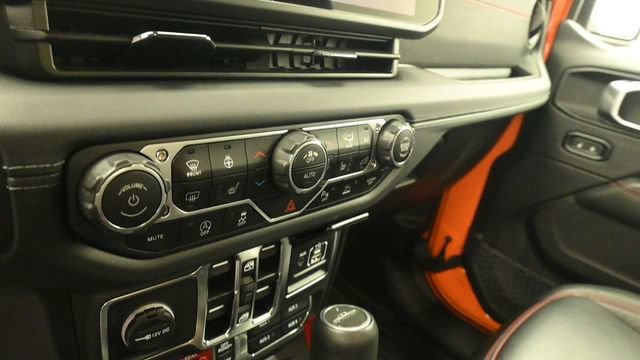 Used 2025 Jeep Gladiator Rubicon AWD/4WD image 18