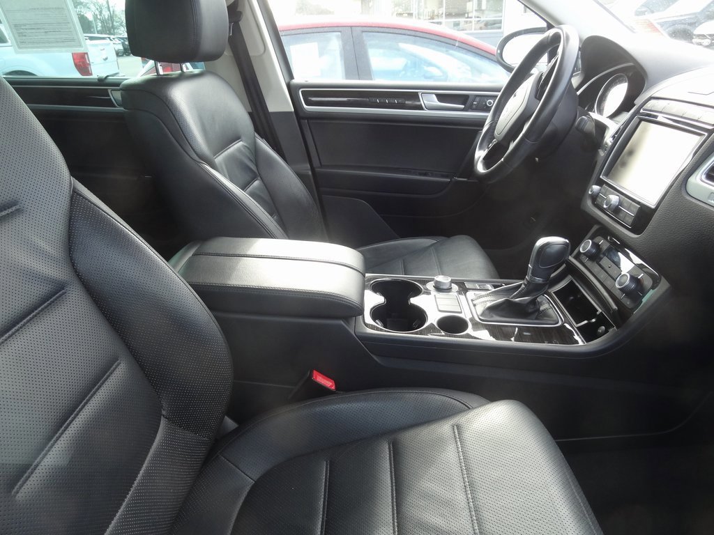 Used 2017 Volkswagen Touareg Executive image 10