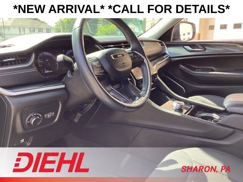 Used 2022 Jeep Grand Cherokee Laredo w/ Luxury Tech Group I AWD/4WD image 9