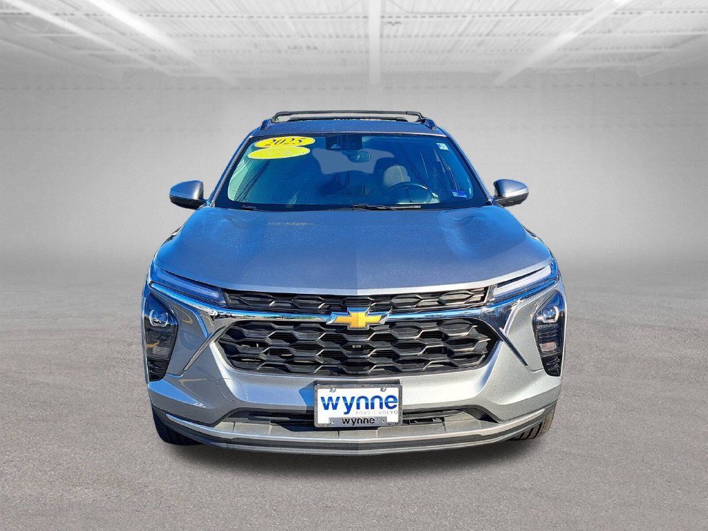 Used 2025 Chevrolet Trax LT FWD image 2