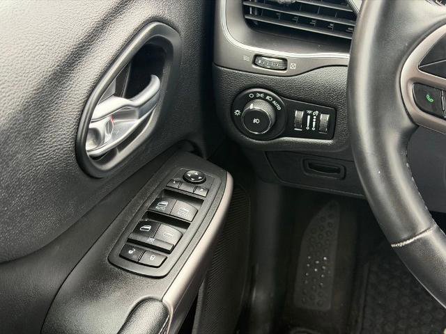 Used 2019 Jeep Cherokee Latitude Plus w/ Cold Weather Group image 18