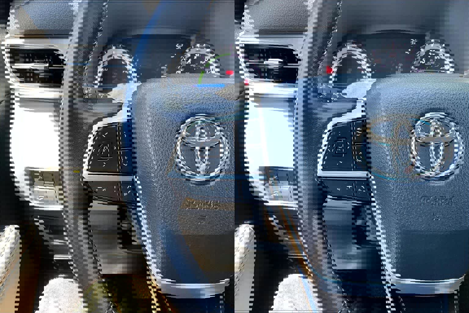 Used 2023 Toyota Highlander LE FWD image 24