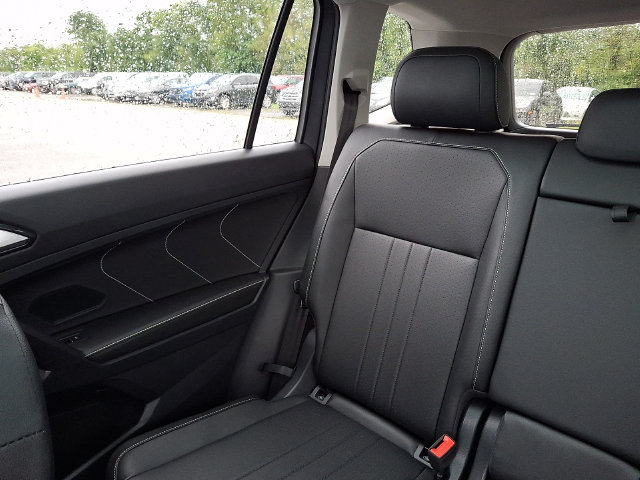 Used 2023 Volkswagen Tiguan SE w/ Panoramic Sunroof Package AWD/4WD image 18