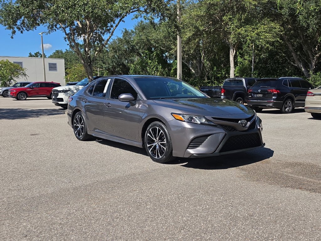 Used 2020 Toyota Camry SE FWD image 2