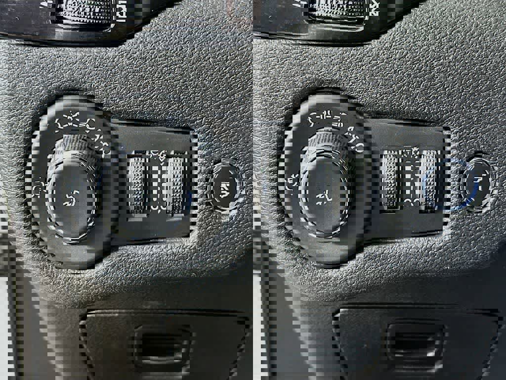 Used 2023 Jeep Cherokee Altitude Lux image 27