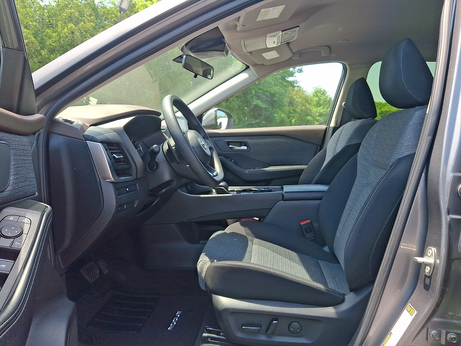 Used 2023 Nissan Rogue SV AWD/4WD image 14