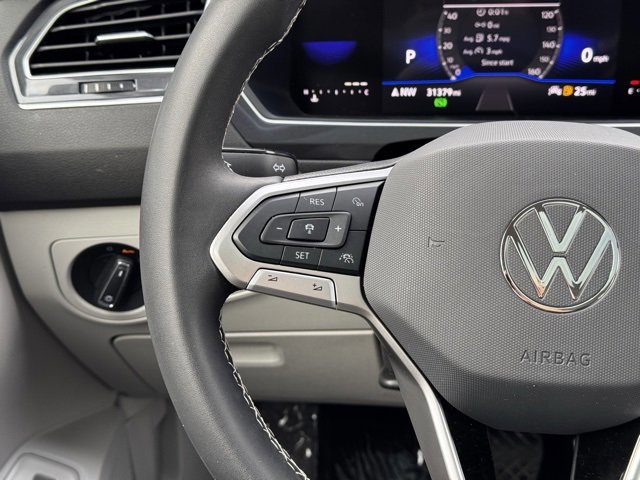Used 2024 Volkswagen Tiguan SE w/ Panoramic Sunroof Package image 34