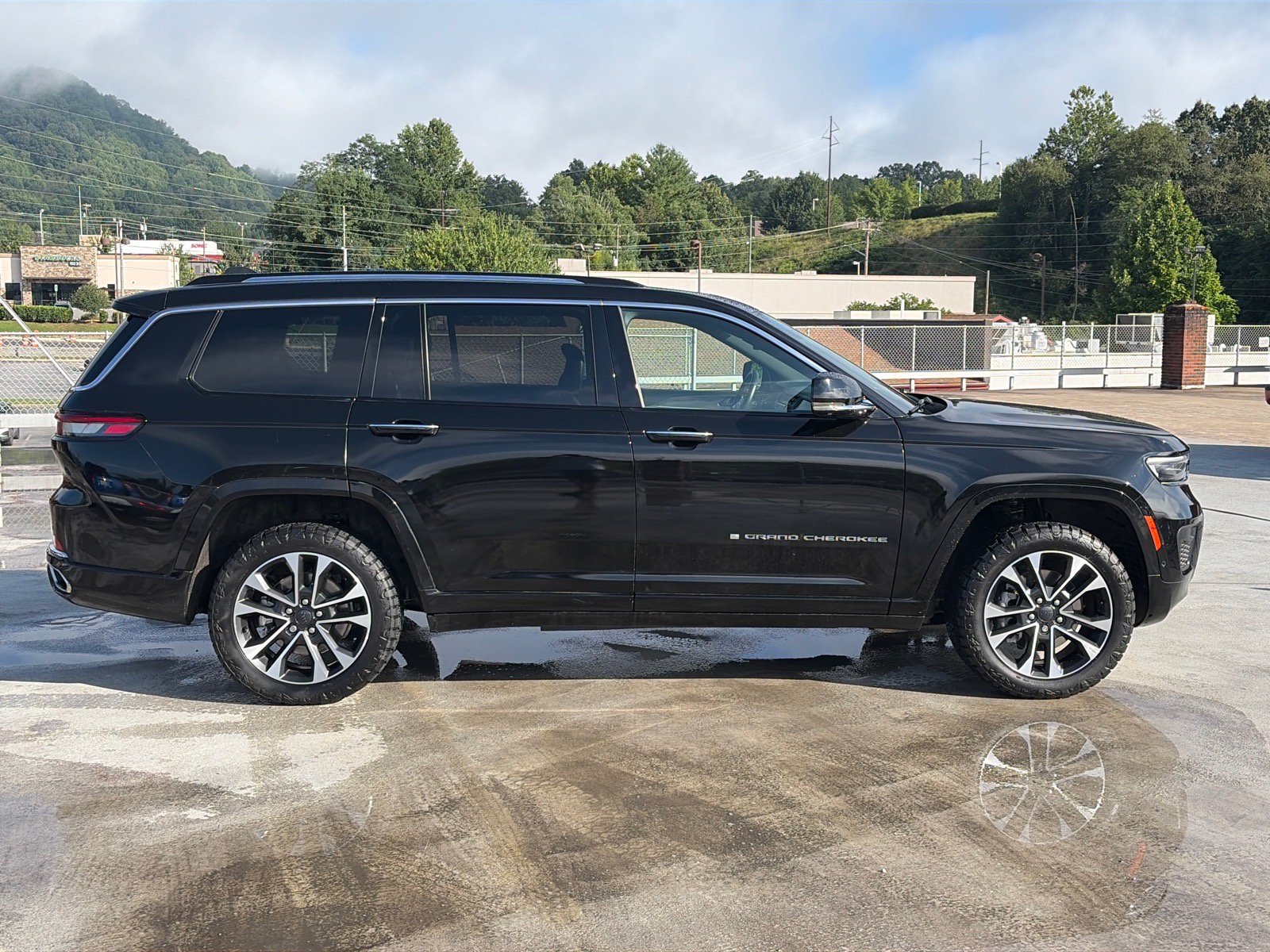 Used 2022 Jeep Grand Cherokee L Overland w/ Advanced Protech Group III AWD/4WD image 2