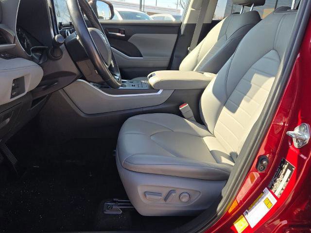 Used 2021 Toyota Highlander XLE image 24