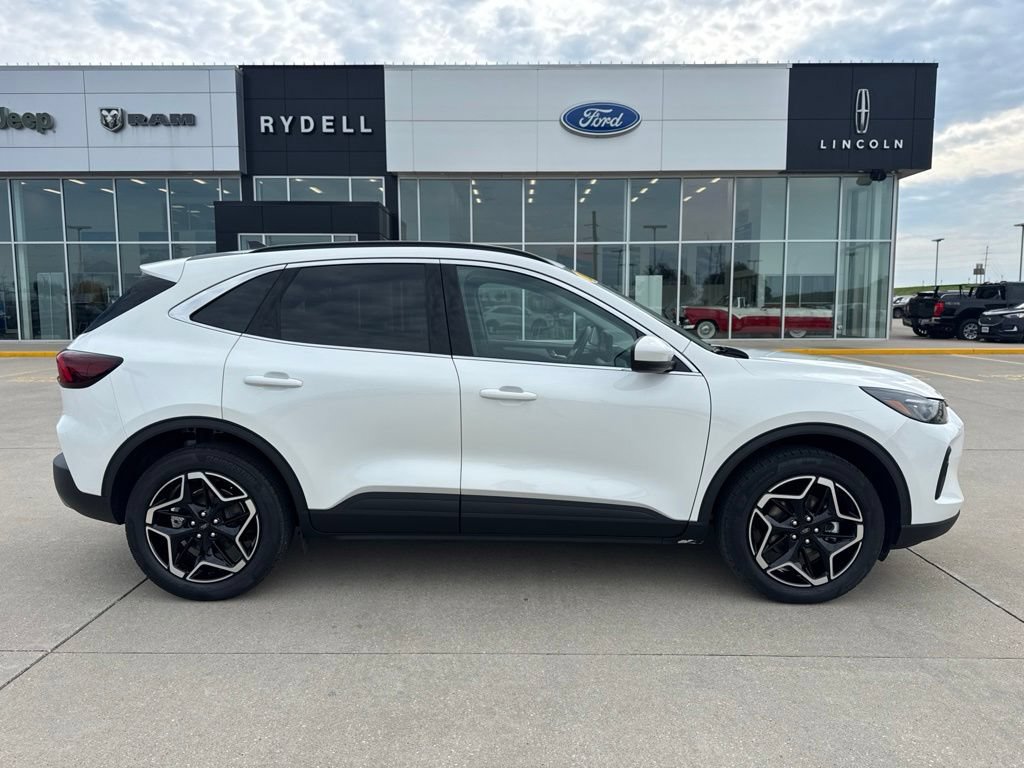 Certified 2026 Ford Escape Platinum w/ Equipment Group 601A AWD/4WD image 2
