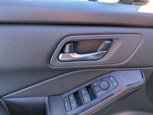 Used 2024 Nissan Rogue SV image 13