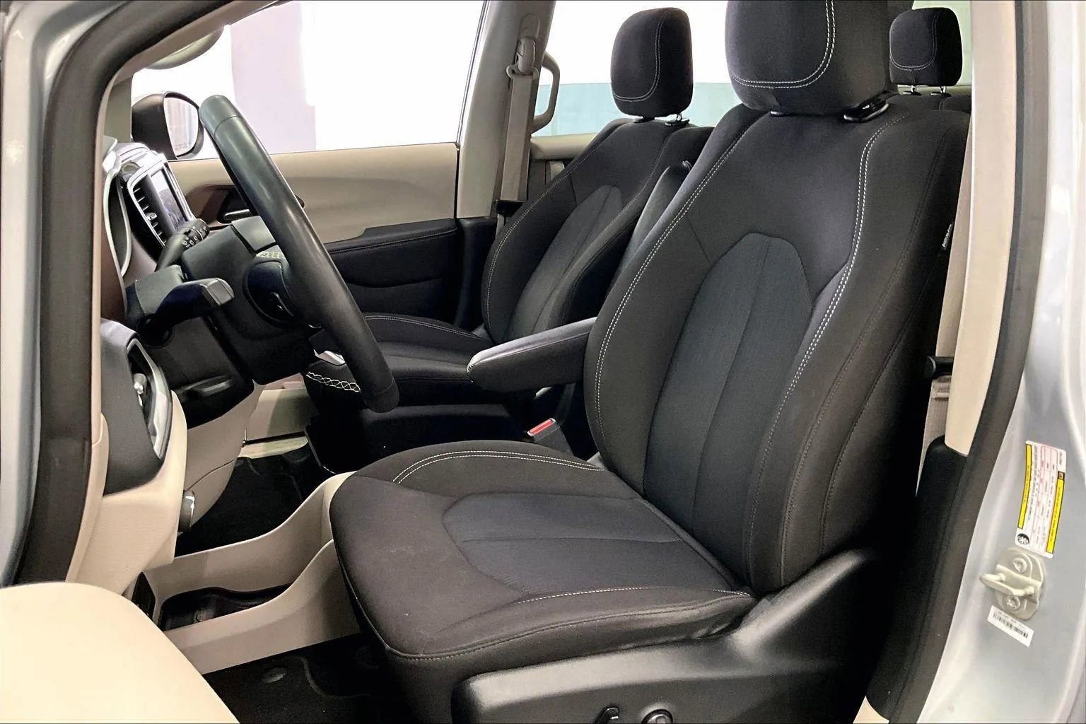 Used 2023 Chrysler Voyager LX image 24