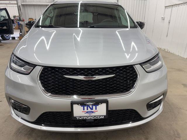 Used 2024 Chrysler Pacifica Limited FWD image 3