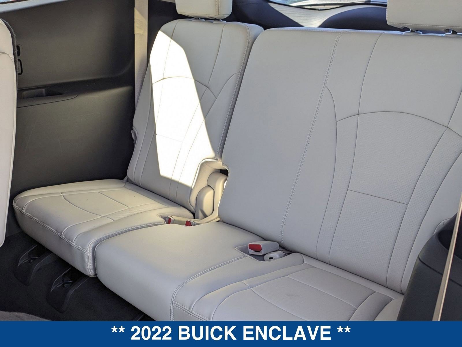 Used 2022 Buick Enclave Essence image 16