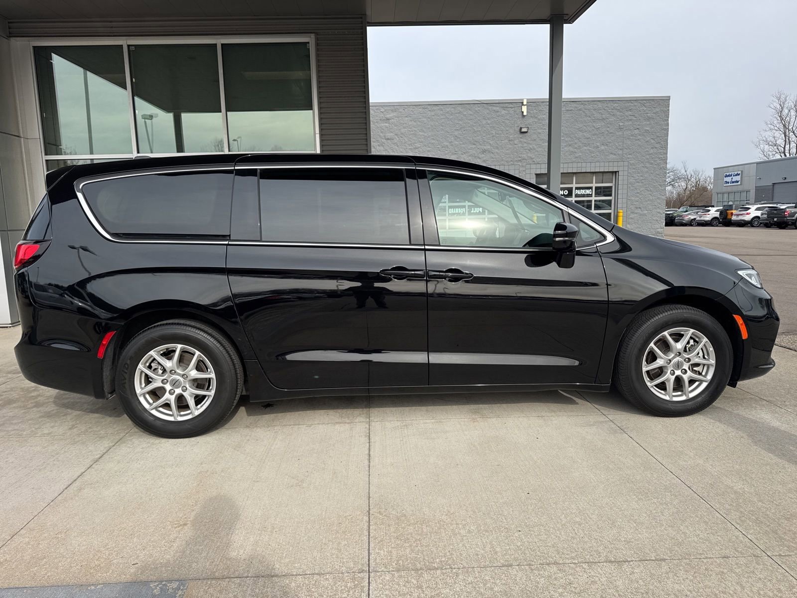 Used 2024 Chrysler Pacifica Touring-L image 2