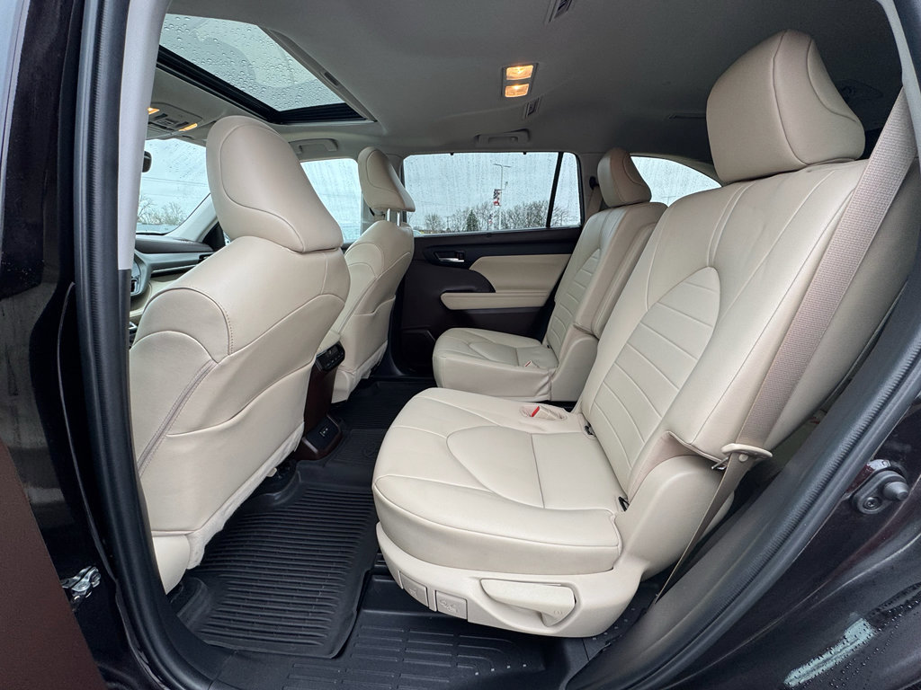 Used 2022 Toyota Highlander XLE AWD/4WD image 24