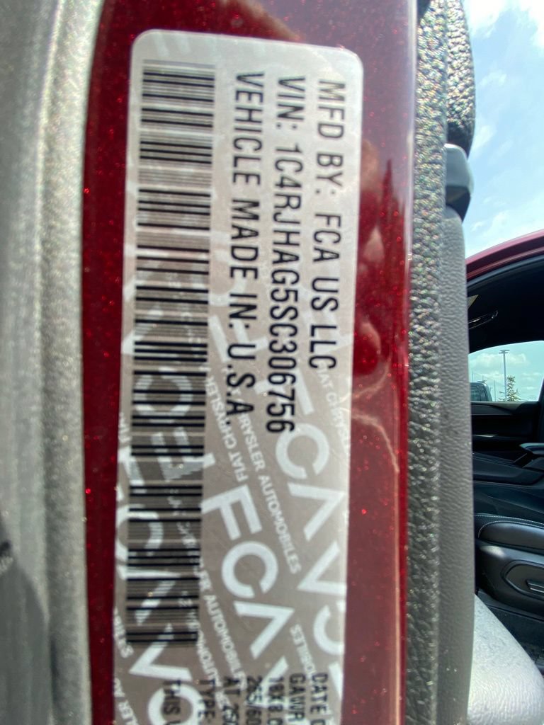 Used 2025 Jeep Grand Cherokee Altitude AWD/4WD image 31
