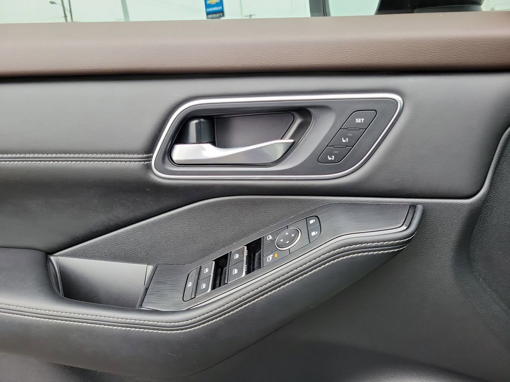 Used 2021 Nissan Rogue Platinum image 18