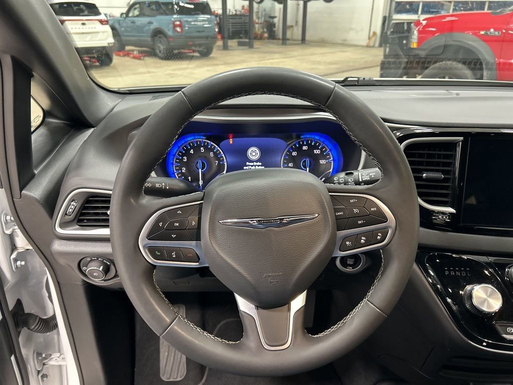 Used 2025 Chrysler Pacifica Select FWD image 16