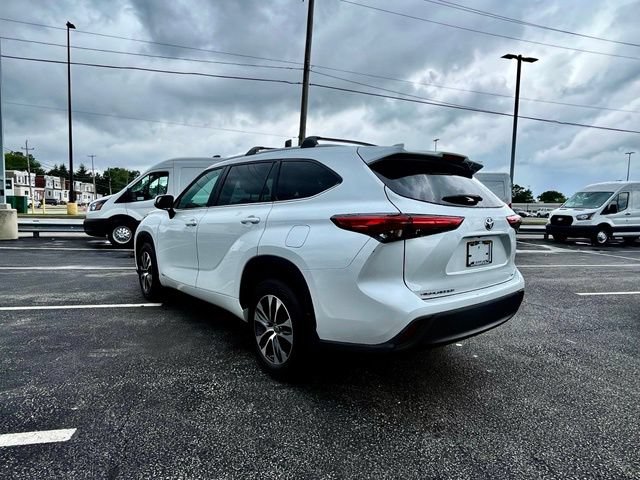 Used 2022 Toyota Highlander XLE AWD/4WD image 6