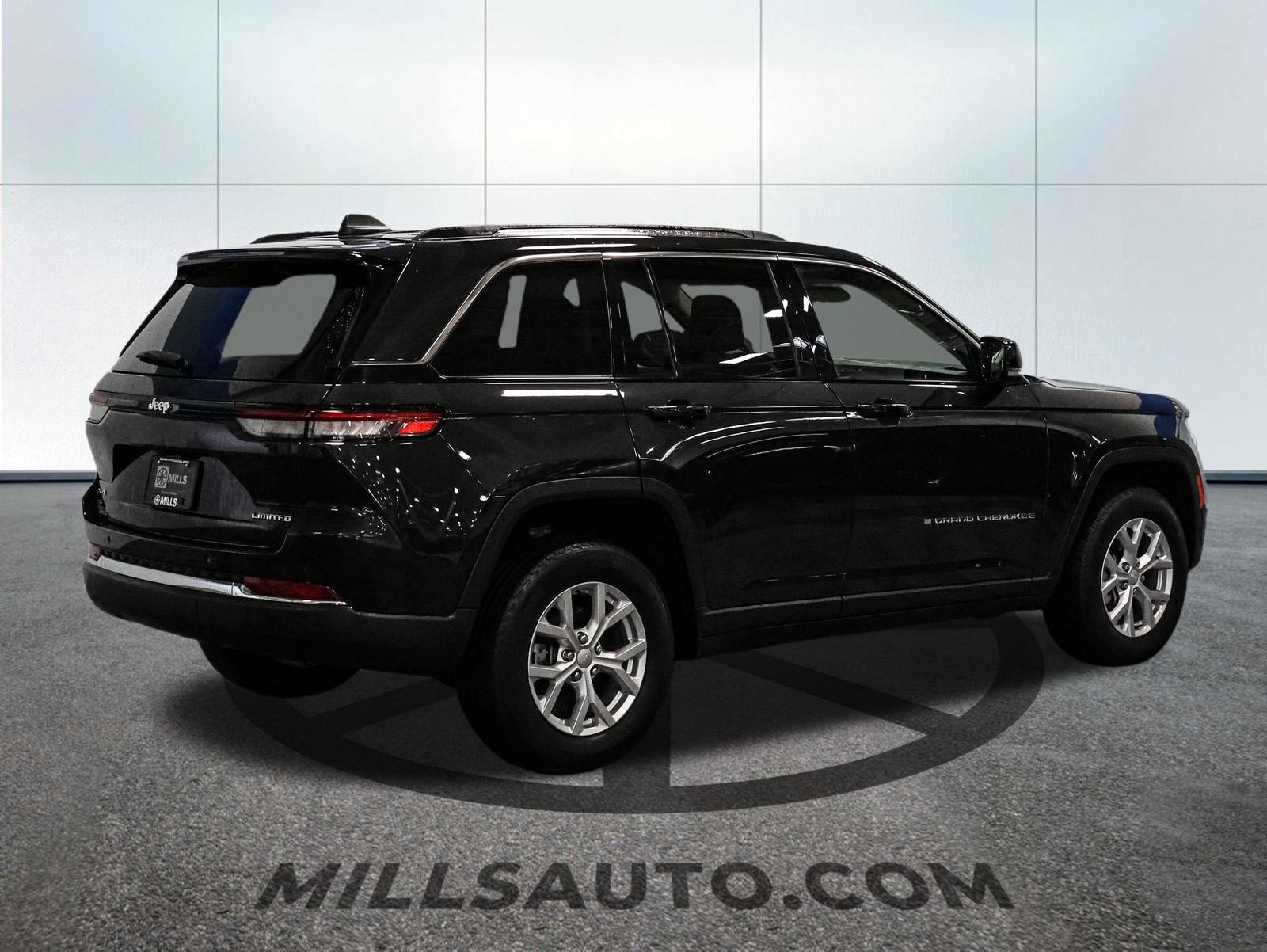 Used 2023 Jeep Grand Cherokee Limited AWD/4WD image 8