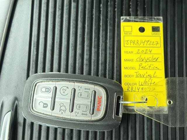 Used 2024 Chrysler Pacifica Touring-L FWD image 34