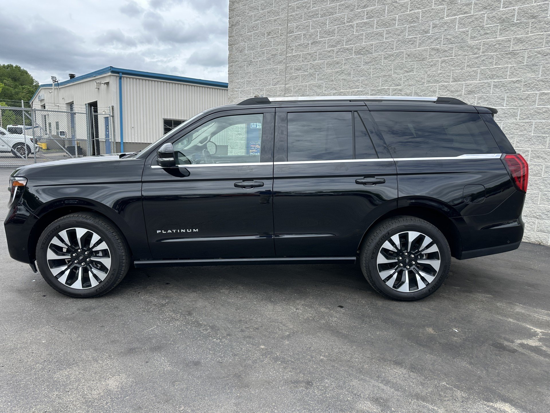Certified 2025 Ford Expedition Platinum w/ Driver's Package AWD/4WD image 4