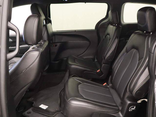 Used 2025 Chrysler Pacifica Select FWD image 16