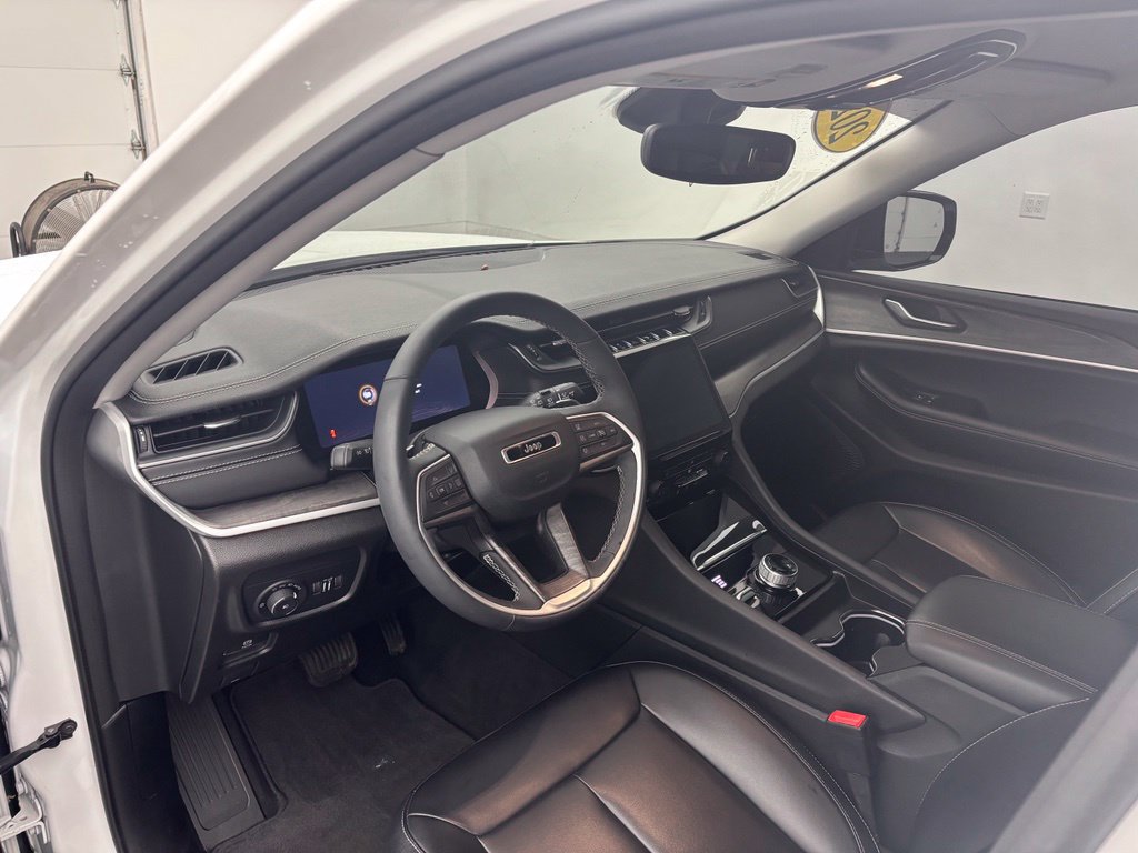Used 2024 Jeep Grand Cherokee Limited AWD/4WD image 20