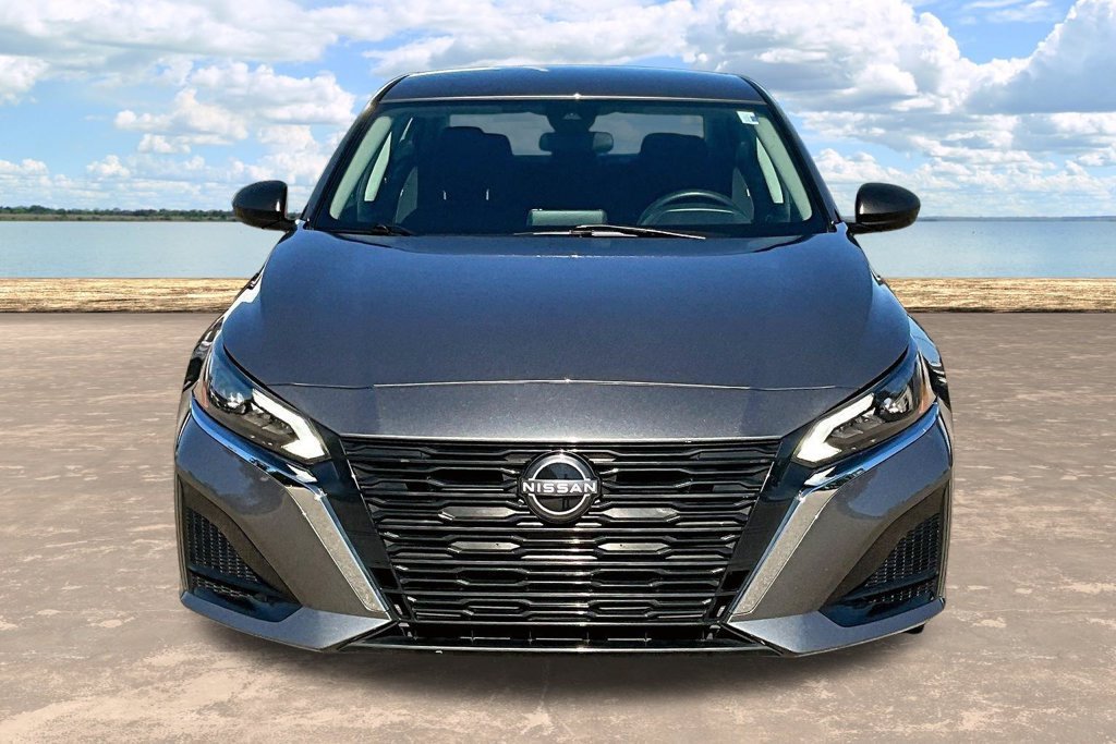 Used 2025 Nissan Altima 2.5 SV FWD image 2