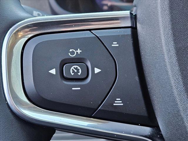 Used 2023 Volvo XC40 B5 Plus image 13