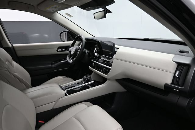 Used 2025 Nissan Pathfinder SL FWD image 31