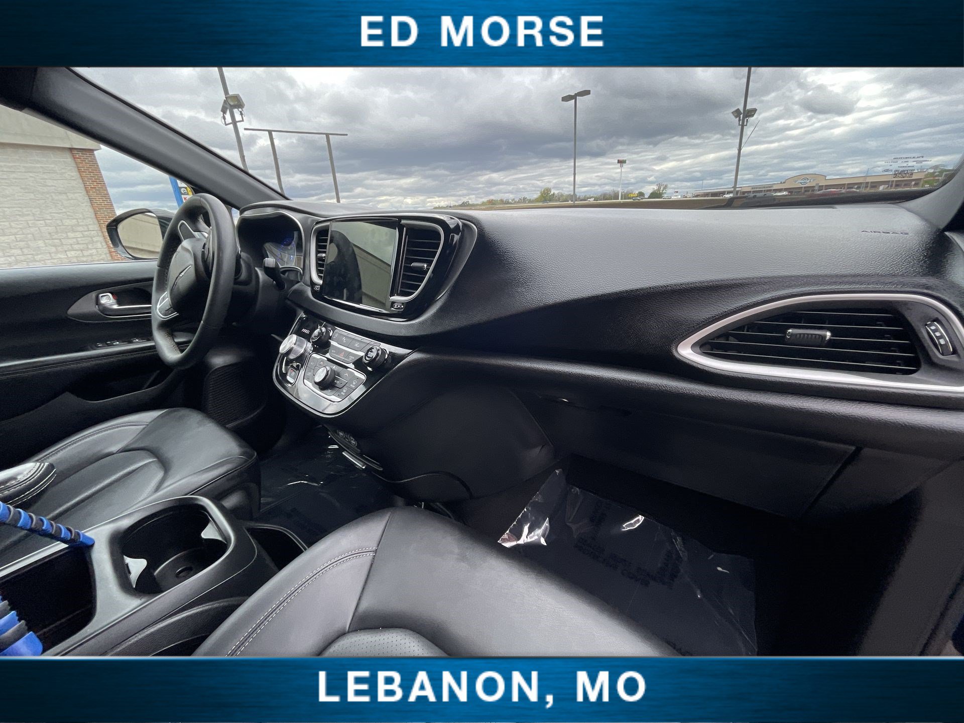 Used 2025 Chrysler Pacifica Select FWD image 27