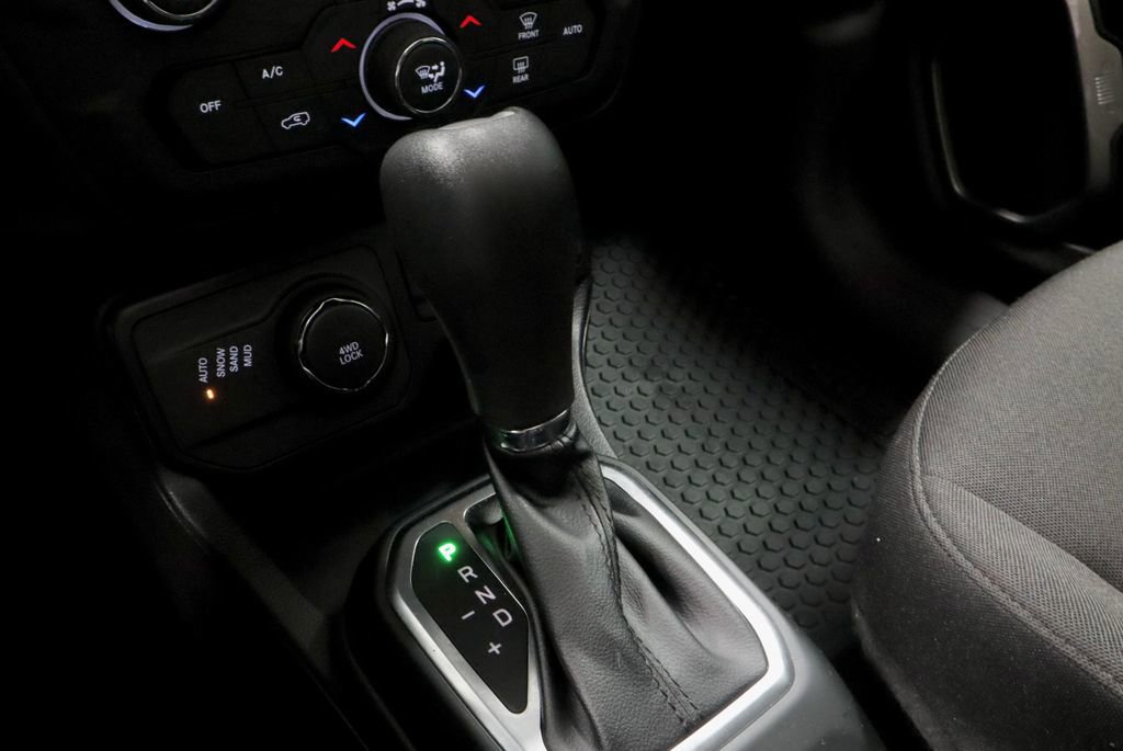 Used 2023 Jeep Renegade Latitude w/ Sun & Fun Group image 33