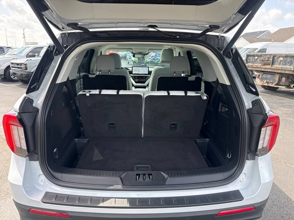 Certified 2025 Ford Explorer Platinum w/ Ultimate Package AWD/4WD image 44