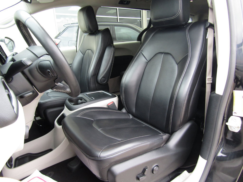 Used 2023 Chrysler Pacifica Touring-L FWD image 22