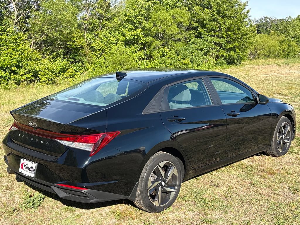 Used 2023 Hyundai Elantra SEL w/ Convenience Package FWD image 13