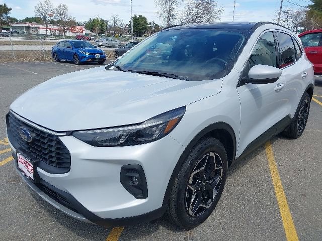 Certified 2025 Ford Escape Platinum w/ Class II Trailer Tow Package AWD/4WD image 4