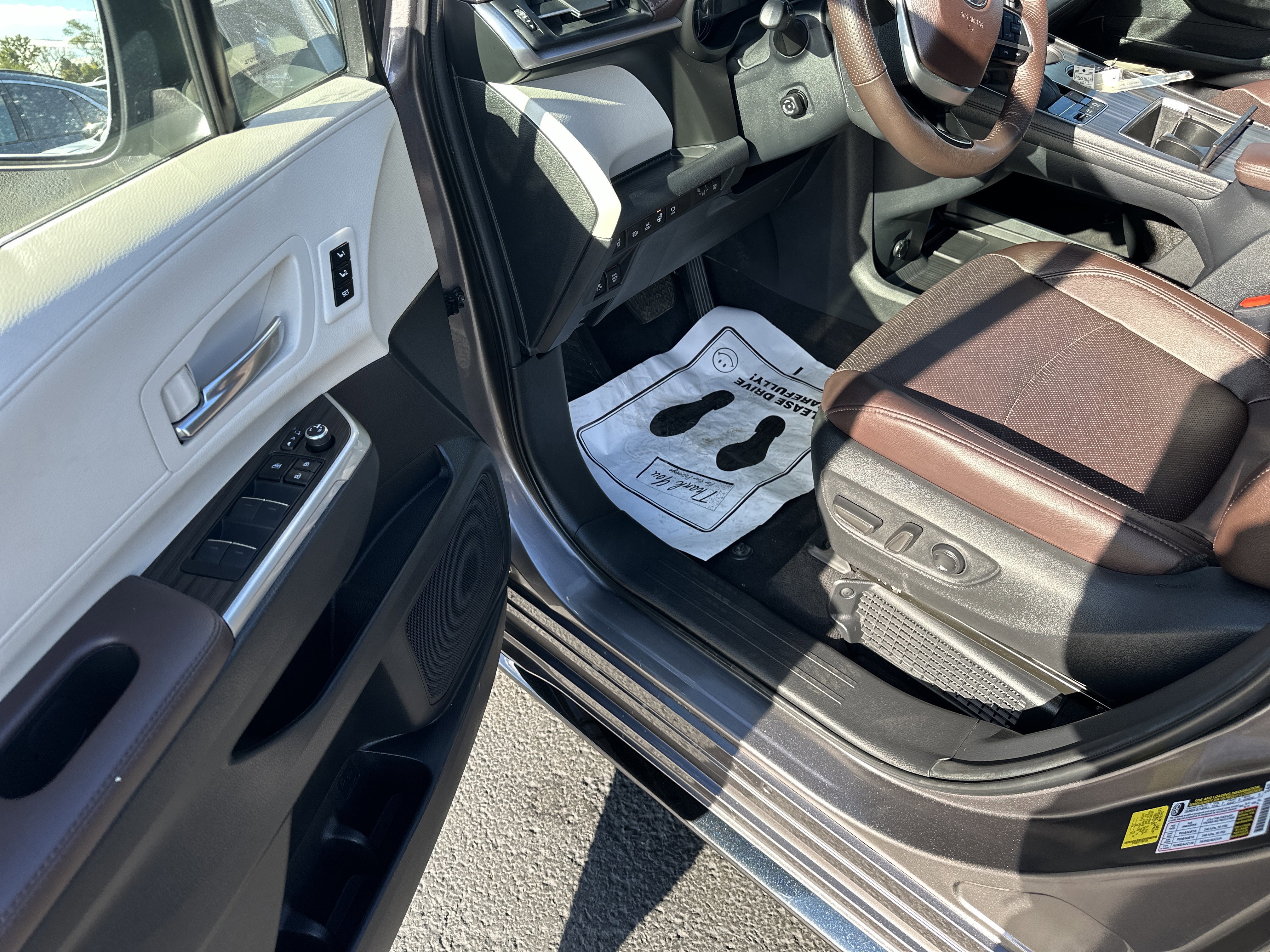 Used 2023 Toyota Sienna Platinum image 11