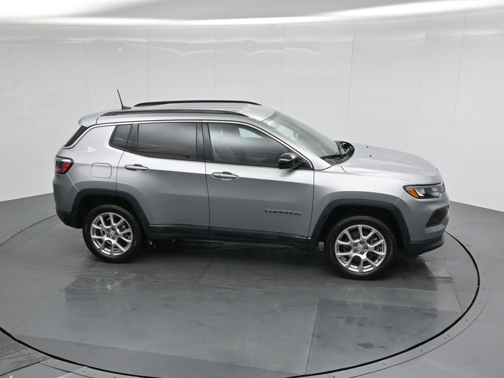 Used 2023 Jeep Compass Latitude image 40