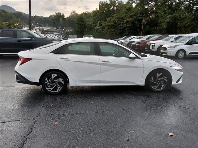 Used 2025 Hyundai Elantra SEL FWD image 3