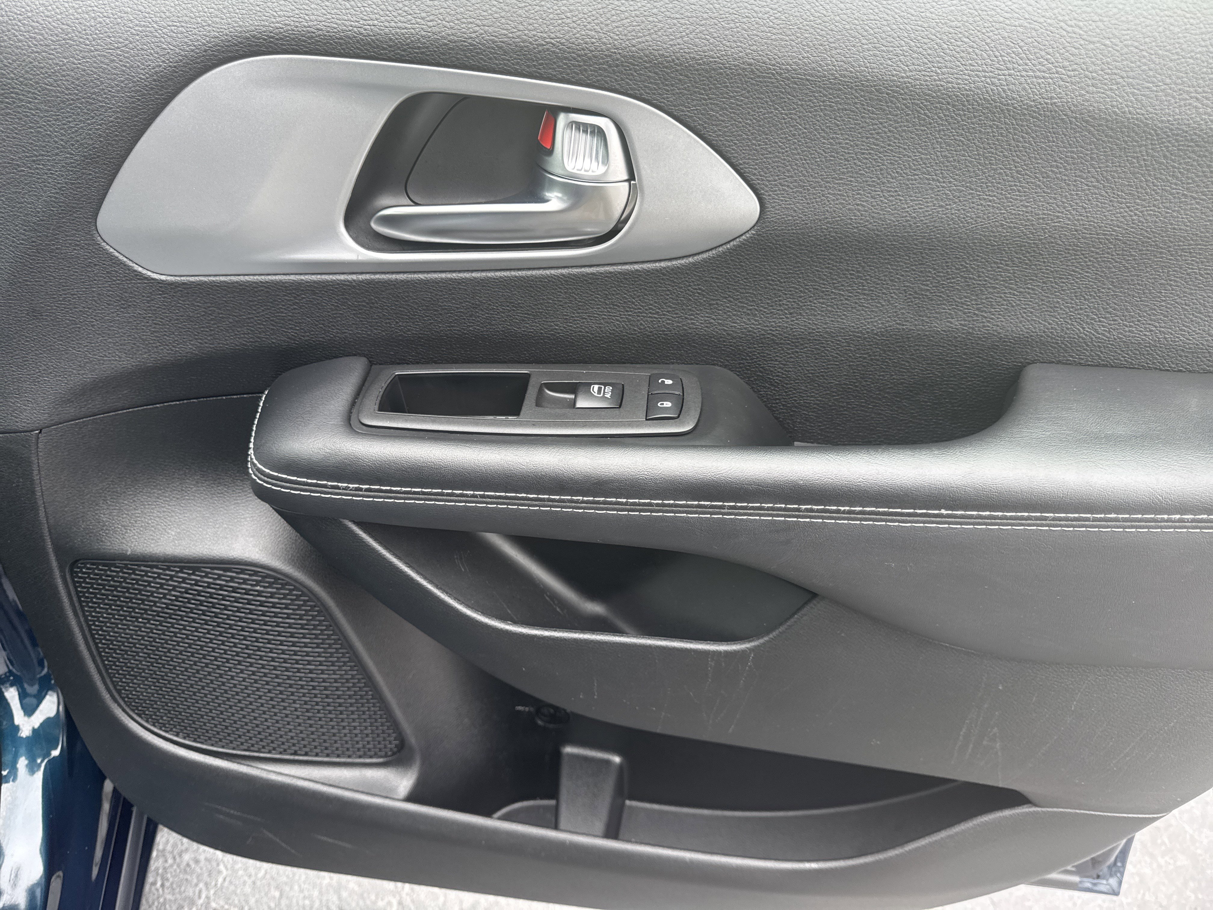 Used 2025 Chrysler Pacifica Limited image 14