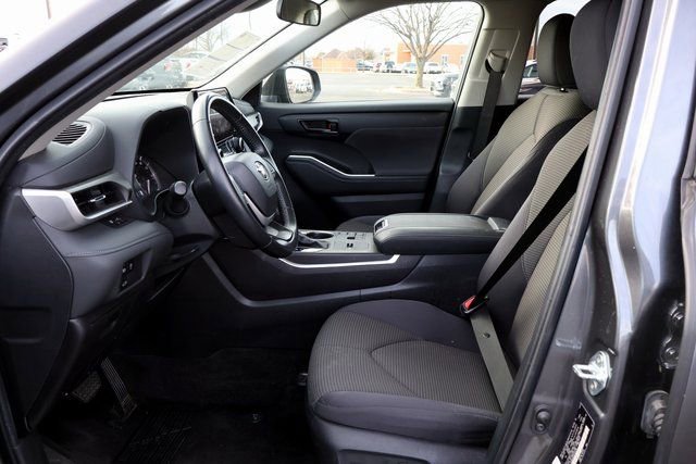 Used 2024 Toyota Highlander LE image 28
