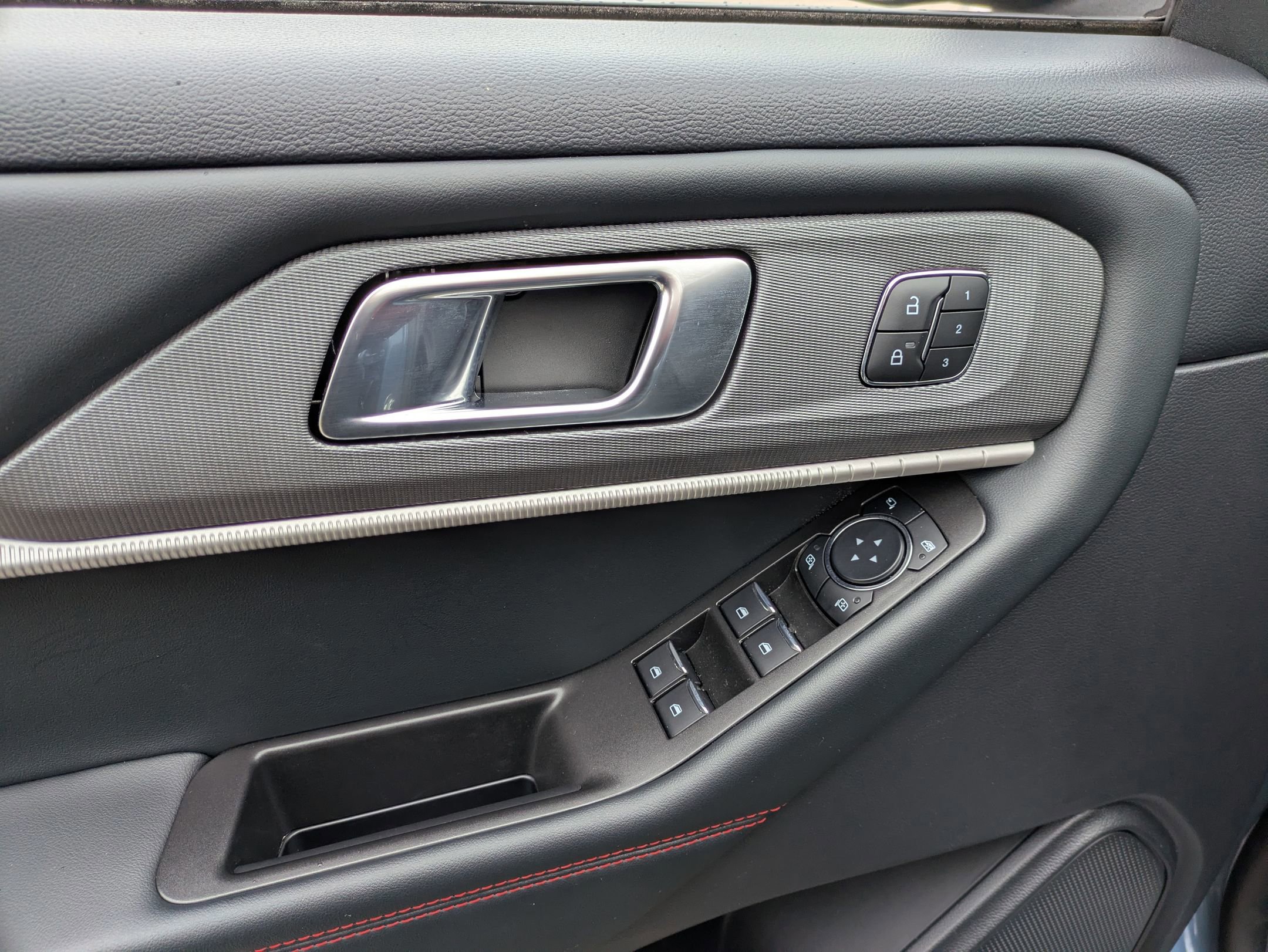 Certified 2025 Ford Explorer ST-Line w/ Premium Package image 17