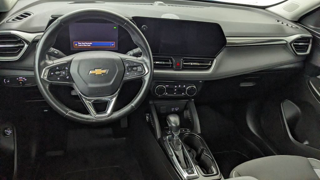 Used 2025 Chevrolet TrailBlazer LT w/ Convenience Package AWD/4WD image 3
