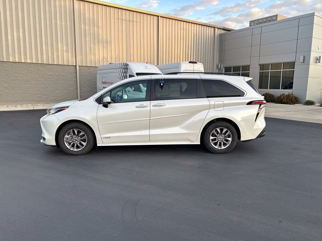 Used 2021 Toyota Sienna XLE AWD/4WD image 9