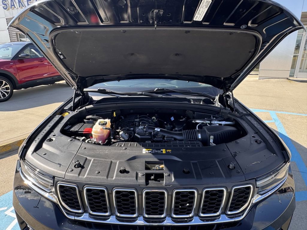 Used 2023 Jeep Grand Cherokee Laredo image 38