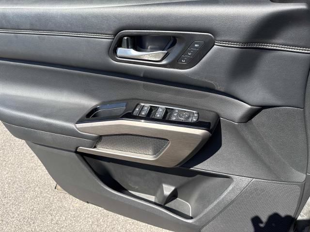 Used 2023 Nissan Pathfinder Platinum AWD/4WD image 11