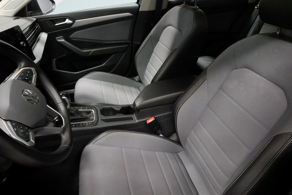 Used 2025 Volkswagen Jetta SE image 24